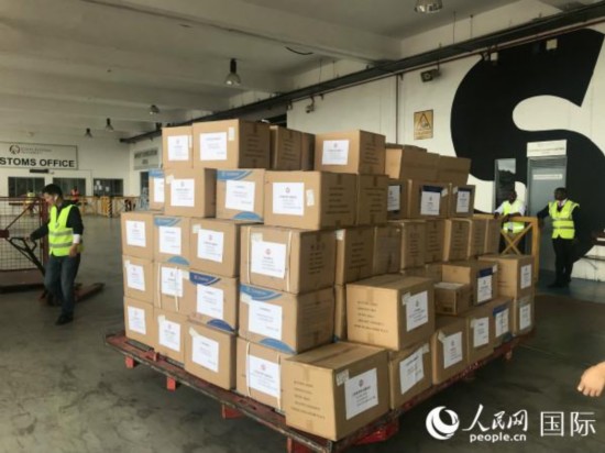 肯尼亚各商会工作人员及志愿者正在运送捐赠物资（肯尼亚江苏商会供图）