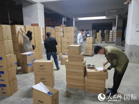 肯尼亚各商会工作人员及志愿者正在清点捐赠物资（肯尼亚江苏商会供图）