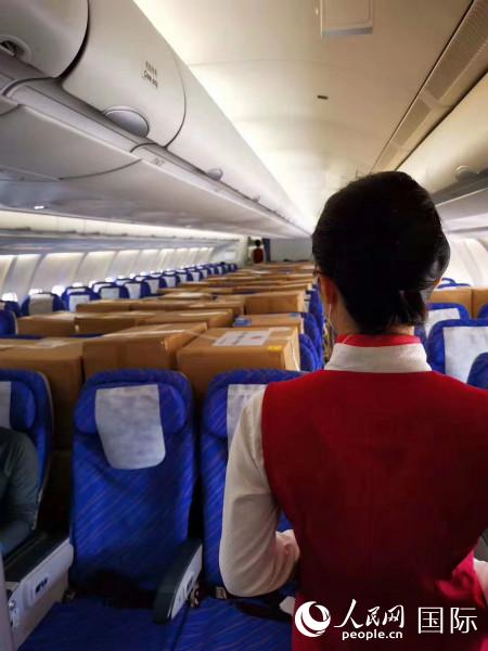 南航客舱内的捐赠物资（肯尼亚江苏商会供图）