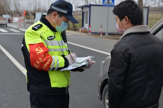 坚持不住时自己扎支胰岛素，同事偷拍下他“拼命三郎”的样子