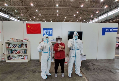 邹伟等人悉心照顾的患者竖起大拇指