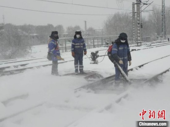 哈铁全力保障降雪期间运输畅通