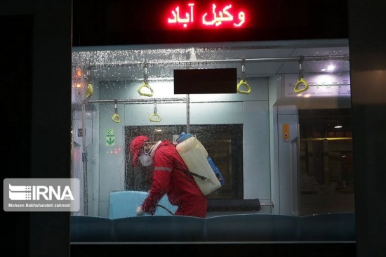 △伊朗轨道交通工作人员正在对车厢进行消毒（图片来源：伊朗伊斯兰共和国通讯社）