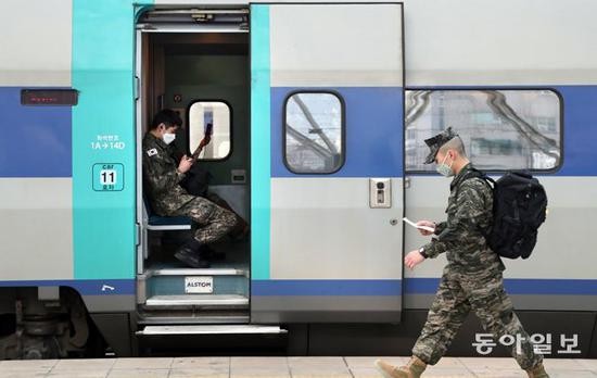 疫情加重,韩国军人戴口罩出行(《东亚日报》)