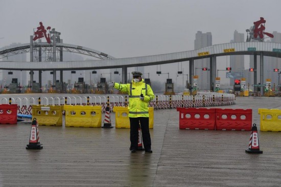 ▲1月23日,武汉市新型冠状病毒感染的肺炎疫情防控指挥部发布《武汉市新型冠状病毒感染的肺炎疫情防控指挥部通告(第1号)》,决定于当日10时关闭离汉通道,实施封城管理。图据新华社