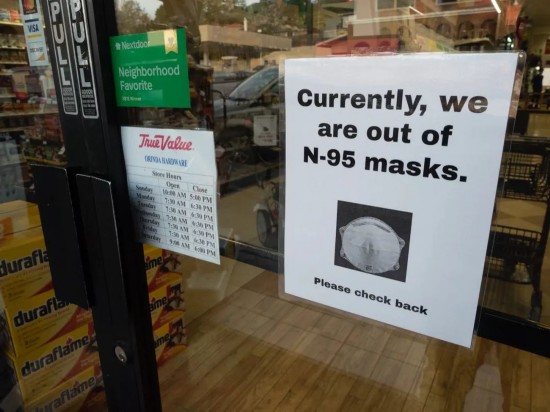  2月28日，加州一处商店贴出口罩售光的告示。新华社/欧新