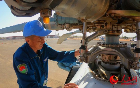 检查直升机。余豪 摄