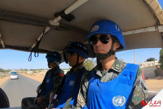 车队护卫。康志民 摄