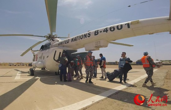 约旦警察卸载物资。余豪 摄