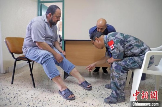 中国赴黎维和部队医疗人员为黎巴嫩民众巡诊