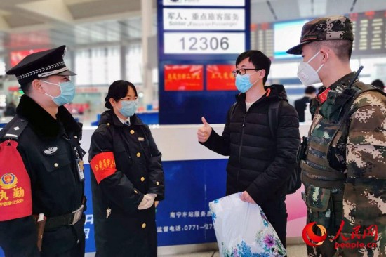 下士郭晨阳帮助旅客找到丢失的行李。