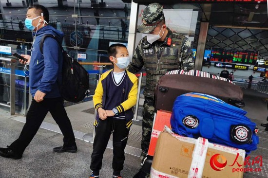 勉励小朋友学雷锋帮助别人。