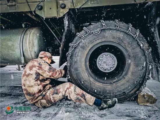 陆军某汽车运输旅：不畏路途险，千里送温暖