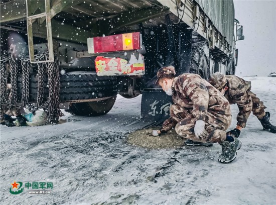 陆军某汽车运输旅：不畏路途险，千里送温暖
