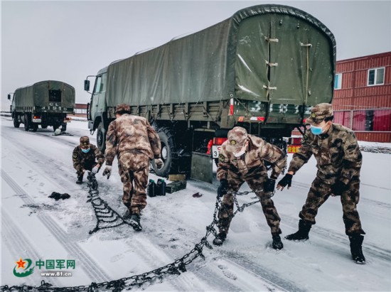 陆军某汽车运输旅：不畏路途险，千里送温暖