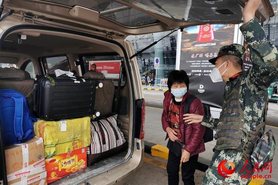 帮旅客搬运大件行李。