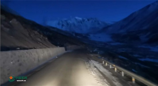 陆军某汽车运输旅：不畏路途险，千里送温暖