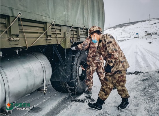 陆军某汽车运输旅：不畏路途险，千里送温暖