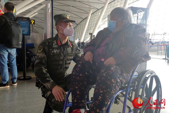 中士张伟热情为行动不便的老奶奶排忧解难。