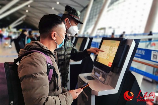 官兵热情帮助旅客指路。