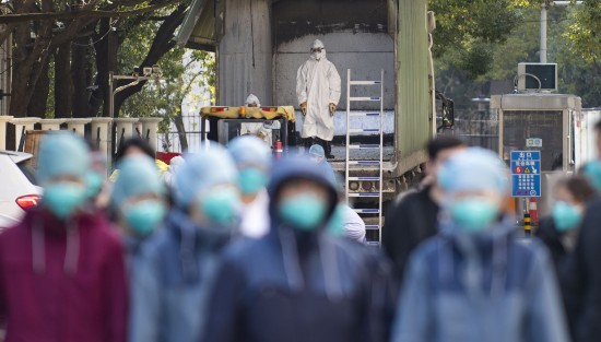 2020年2月20日，武汉协和医院西院工作人员正在将医疗废物装车。新京报记者 陶冉 摄