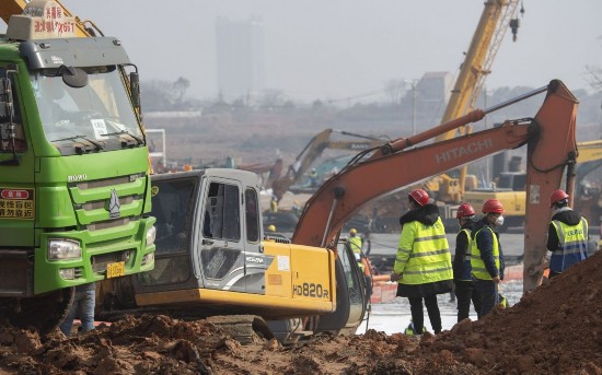 2020年1月30日，武汉火神山医院工程建设正如火如荼的建设中。新京报记者 陶冉 摄