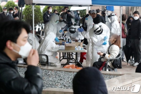 市民在事发大楼前接受病毒检测(news 1)