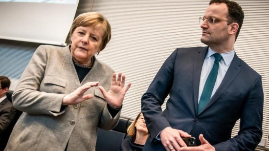 默克尔与德国卫生部长,图源:德新社