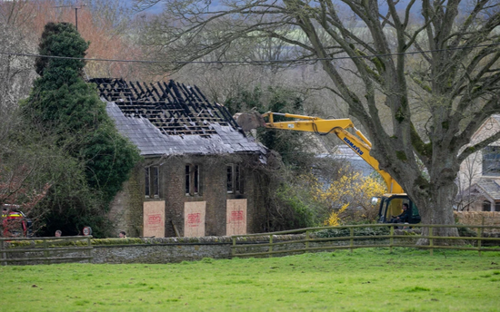被烧毁的房子(图:太阳报)