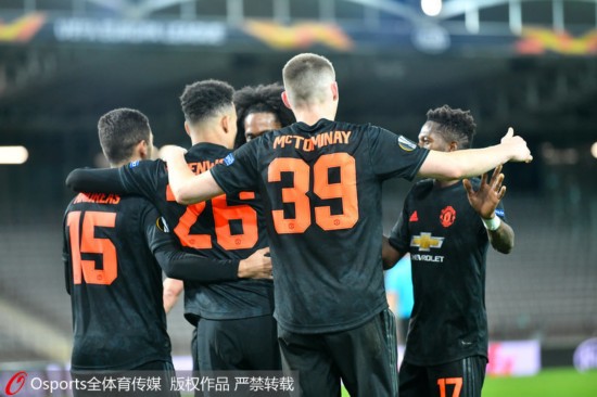 曼联队员庆祝进球