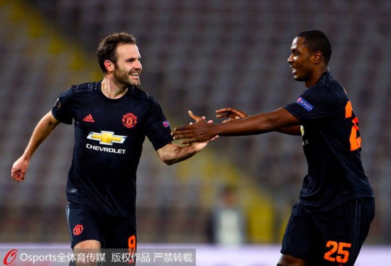 曼联队员庆祝进球