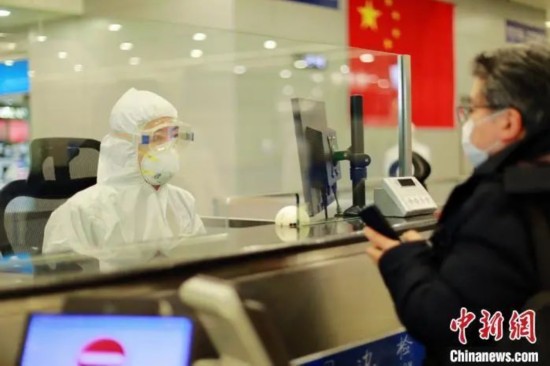  资料图：边检工作人员旅客办理入境边检手续。高鑫 摄