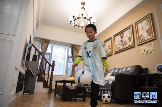 （体育）（3）妈妈许愿的梅西球衣到家了！
