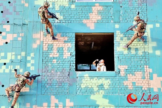 特战小组正在协同处置突发情况。