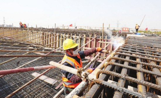 　　今年我市100项交通重点工程正在加快推进中。图为高铁新城快速路连接线工程施工现场。　　□记者　杭兴微　摄