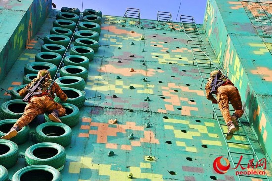 两名特战队员在攀岩。