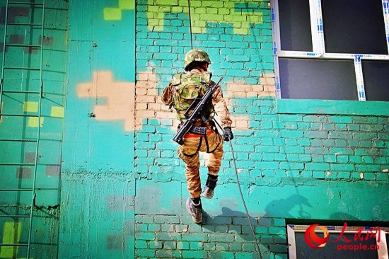 特战队员在单环节跳下。