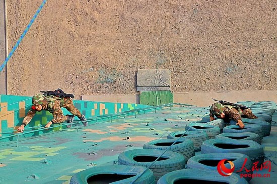 两名特战队员在攀岩。