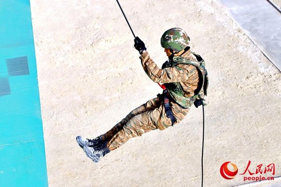 一名特战队员正在单环节跳下。