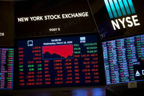图为3月18日在美国纽约证券交易所拍摄的显示交易信息的电子屏。新华社发