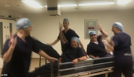 节目播放特别片段，展示英国医务工作者乐观应对疫情。（图：《每日邮报》视频截图）