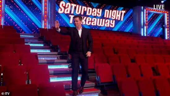 主持人出场，观众席空无一人。（图：《每日邮报》视频截图）