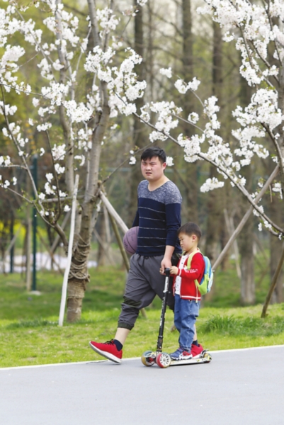 　　昨天，一对父子来到户外健身休闲。　　记者　张健摄