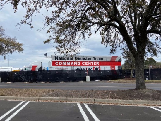  设在大型停车场上的帐篷检测点　摄|胡健