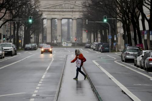 3月21日，在德国慕尼黑，一名女子走过空旷的街头。新华社/美联