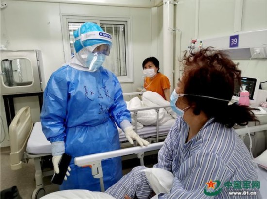 火神山医院感染八科一病区主任赵玉英：用心帮助患者康复
