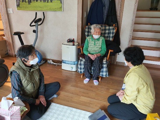 韩国96岁老奶奶康复。（图：CNN）