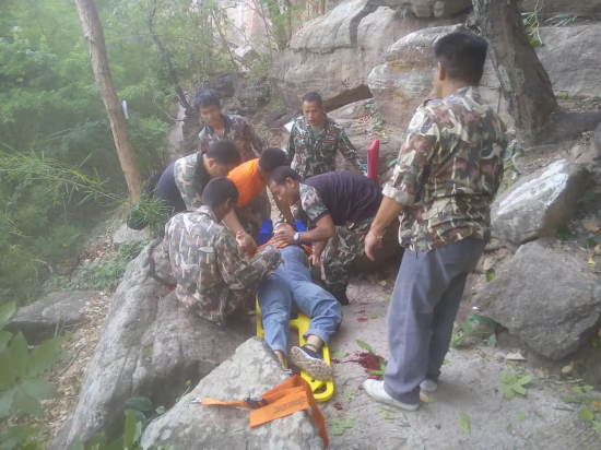 2019年6月9日，孕妇王女士与丈夫在泰国乌汶帕登国家公园游玩时坠崖，所幸坠落过程中被大树拦住。 受访者供图