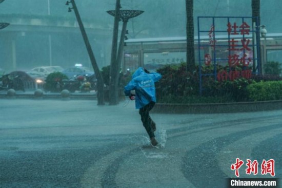 资料图：雨中奔跑的行人 陈冠言 摄