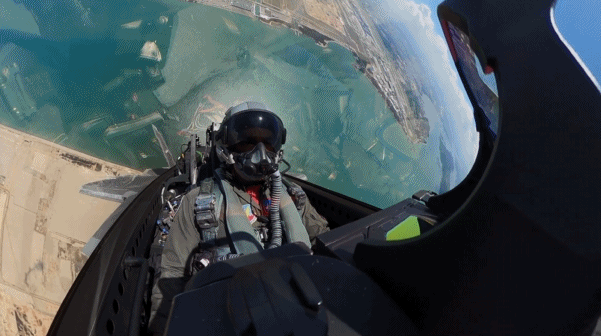 军事报道】美国空军的f-22战斗机飞行表演队近日发布了该部队的最新